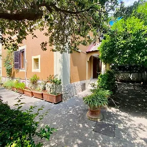 Mochileros - Age Limit 18-28 Hostel